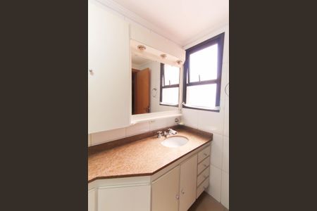 Apartamento à venda com 125m², 4 quartos e 3 vagas Apartamento à venda com 125m², 4 quartos e 3 vagasBanheiro da Suíte 2