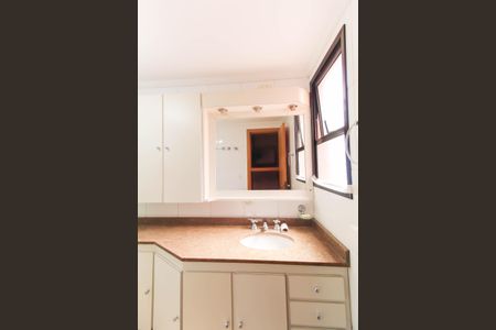 Apartamento à venda com 125m², 4 quartos e 3 vagas Apartamento à venda com 125m², 4 quartos e 3 vagasBanheiro da Suíte 2