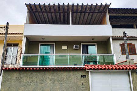 Casa à venda com 195m², 3 quartos e 2 vagas Casa à venda com 195m², 3 quartos e 2 vagasFachada