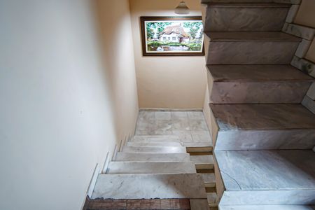 Casa à venda com 195m², 3 quartos e 2 vagas Casa à venda com 195m², 3 quartos e 2 vagasEscada