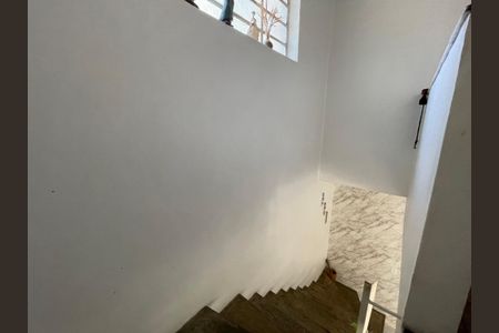 Casa à venda com 150m², 3 quartos e 1 vaga Casa à venda com 150m², 3 quartos e 1 vagaEscada