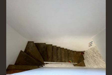 Casa à venda com 150m², 3 quartos e 1 vaga Casa à venda com 150m², 3 quartos e 1 vagaEscada