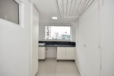 Apartamento à venda com 213m², 4 quartos e 4 vagas Apartamento à venda com 213m², 4 quartos e 4 vagasÁrea de Serviço