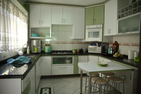 Casa à venda com 104m², 3 quartos e 2 vagasCozinha 