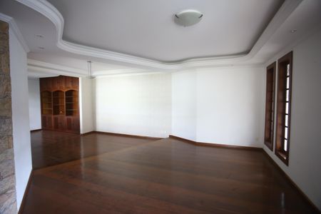 Casa para alugar com 720m², 4 quartos e 6 vagasSala