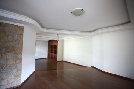Casa para alugar com 720m², 4 quartos e 6 vagasSala