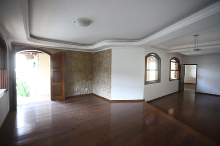 Casa para alugar com 720m², 4 quartos e 6 vagasSala