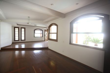 Casa para alugar com 720m², 4 quartos e 6 vagasSala