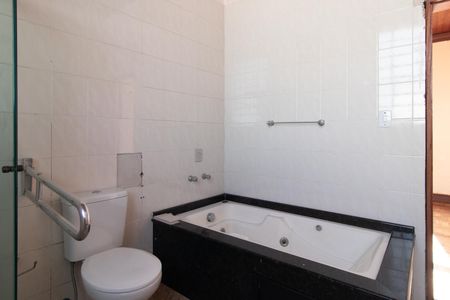 Apartamento à venda com 367m², 5 quartos e sem vaga Apartamento à venda com 367m², 5 quartos e sem vagaBanheiro da Suíte 2