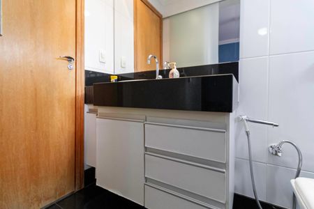 Apartamento à venda com 171m², 4 quartos e 3 vagas Apartamento à venda com 171m², 4 quartos e 3 vagasBanheiro social e da Semi suíte