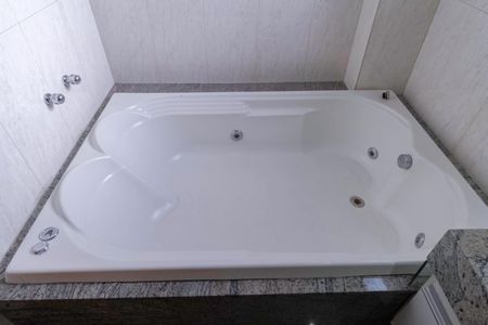 Apartamento à venda com 171m², 4 quartos e 3 vagas Apartamento à venda com 171m², 4 quartos e 3 vagasBanheiro da suíte 2