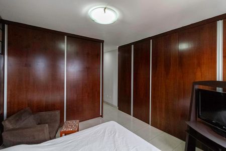 Apartamento à venda com 171m², 4 quartos e 3 vagas Apartamento à venda com 171m², 4 quartos e 3 vagasSuíte 2