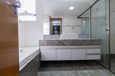 Apartamento à venda com 171m², 4 quartos e 3 vagas Apartamento à venda com 171m², 4 quartos e 3 vagasBanheiro da suíte 2