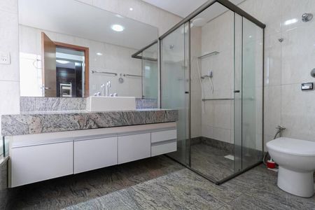 Apartamento à venda com 171m², 4 quartos e 3 vagas Apartamento à venda com 171m², 4 quartos e 3 vagasBanheiro da suíte 2