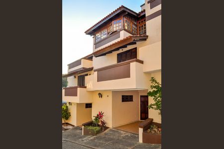 Casa de condomínio à venda com 146m², 3 quartos e 1 vaga Casa de condomínio à venda com 146m², 3 quartos e 1 vagaFachada