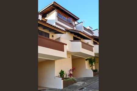 Casa de condomínio à venda com 146m², 3 quartos e 1 vaga Casa de condomínio à venda com 146m², 3 quartos e 1 vagaFachada