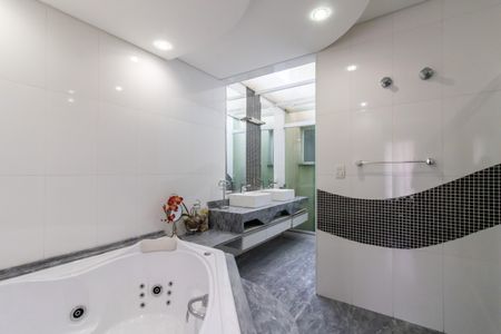 Casa à venda com 430m², 4 quartos e 4 vagasBanheiro da Suíte 1