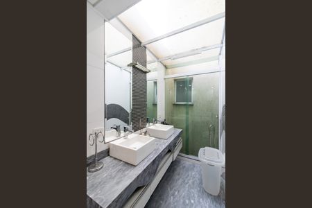 Casa à venda com 430m², 4 quartos e 4 vagasBanheiro da Suíte 1