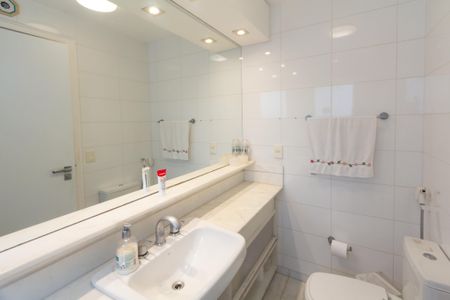 Apartamento à venda com 275m², 3 quartos e 4 vagasBanheiro da Suíte 1