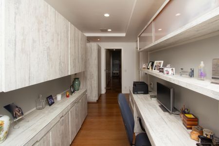 Apartamento à venda com 275m², 3 quartos e 4 vagasEscritório