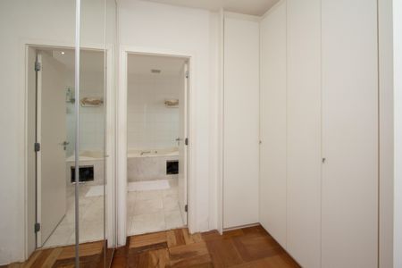 Apartamento à venda com 275m², 3 quartos e 4 vagasSuíte 3 closet