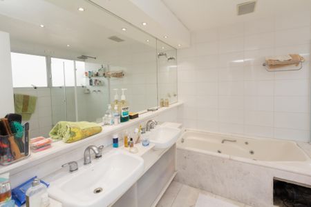 Apartamento à venda com 275m², 3 quartos e 4 vagasBanheiro da Suíte 3