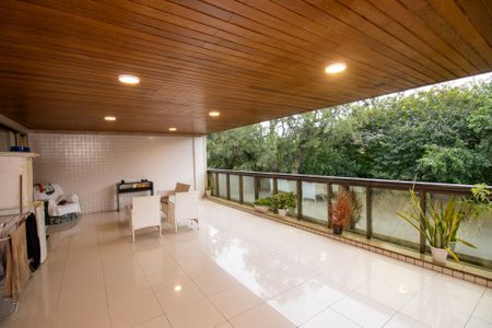 Apartamento à venda com 136m², 3 quartos e 3 vagasVaranda