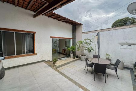 Casa à venda com 261m², 3 quartos e 2 vagas Casa à venda com 261m², 3 quartos e 2 vagasVaranda Sala