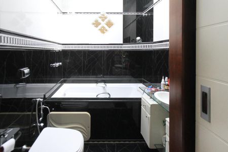 Casa à venda com 400m², 3 quartos e 2 vagas Casa à venda com 400m², 3 quartos e 2 vagasBanheiro da Suite