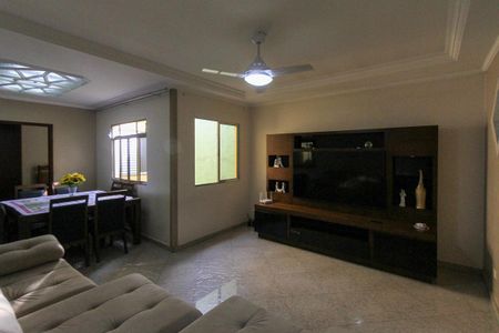 Casa à venda com 400m², 3 quartos e 2 vagas Casa à venda com 400m², 3 quartos e 2 vagasSala