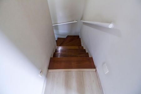 Casa de condomínio à venda com 182m², 5 quartos e 2 vagasEscada