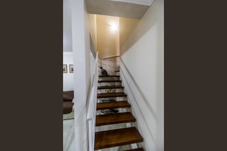 Casa de condomínio à venda com 182m², 5 quartos e 2 vagasEscada