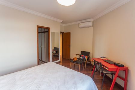 Casa à venda com 337m², 4 quartos e 4 vagasSuíte no 2° Pavimento