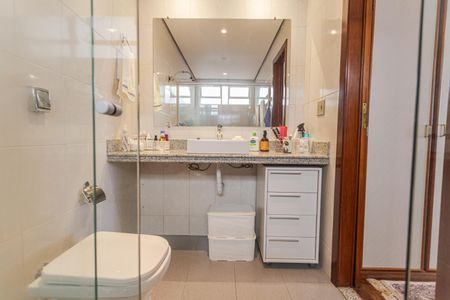 Casa à venda com 337m², 4 quartos e 4 vagasBanheiro da Suíte no 2° Pavimento