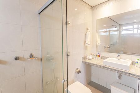 Casa à venda com 337m², 4 quartos e 4 vagasBanheiro da Suíte no 2° Pavimento