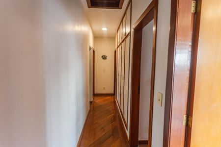 Casa à venda com 337m², 4 quartos e 4 vagasCorredor no 2° Pavimento