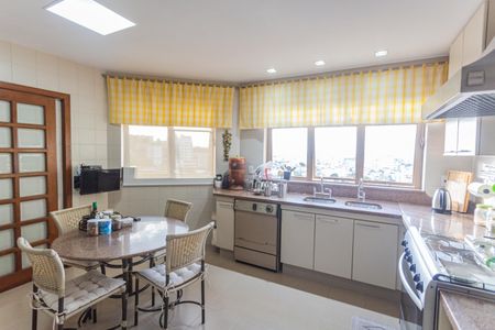 Casa à venda com 337m², 4 quartos e 4 vagasCozinha