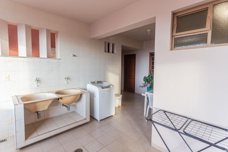 Casa à venda com 337m², 4 quartos e 4 vagasÁrea de Serviço no 3° Pavimento