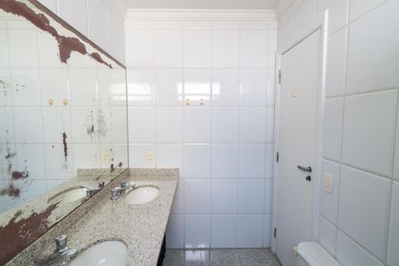 Apartamento à venda com 180m², 3 quartos e 4 vagas Apartamento à venda com 180m², 3 quartos e 4 vagasBanheiro da Suíte 1