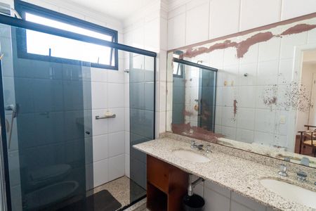 Apartamento à venda com 180m², 3 quartos e 4 vagas Apartamento à venda com 180m², 3 quartos e 4 vagasBanheiro da Suíte 1