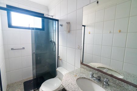 Apartamento à venda com 180m², 3 quartos e 4 vagas Apartamento à venda com 180m², 3 quartos e 4 vagasBanheiro da Suíte 2