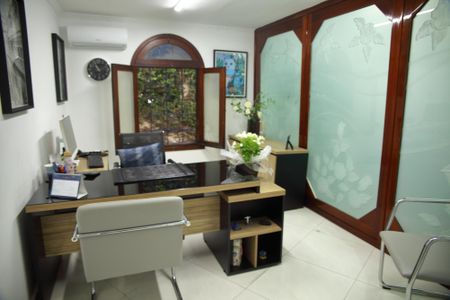 Casa à venda com 650m², 4 quartos e 6 vagasEscritório