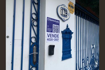 Casa à venda com 650m², 4 quartos e 6 vagas Casa à venda com 650m², 4 quartos e 6 vagasFachada do imóvel/Plaquinha