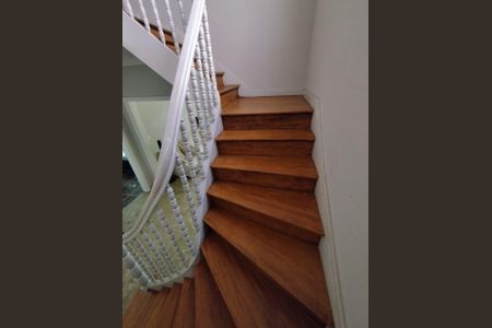 Casa para alugar com 350m², 5 quartos e 4 vagas Casa para alugar com 350m², 5 quartos e 4 vagasEscadas