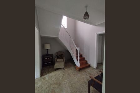 Casa para alugar com 350m², 5 quartos e 4 vagas Casa para alugar com 350m², 5 quartos e 4 vagasEscadas