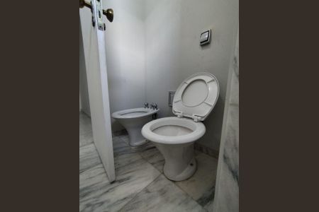 Casa para alugar com 350m², 5 quartos e 4 vagas Casa para alugar com 350m², 5 quartos e 4 vagasBanheiro 3