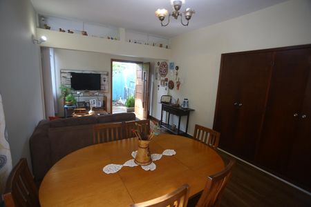 Casa à venda com 190m², 4 quartos e 2 vagasSala