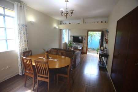 Casa à venda com 190m², 4 quartos e 2 vagasSala