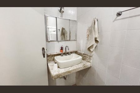 Casa à venda com 100m², 4 quartos e 2 vagas Casa à venda com 100m², 4 quartos e 2 vagasBanheiro da Suíte