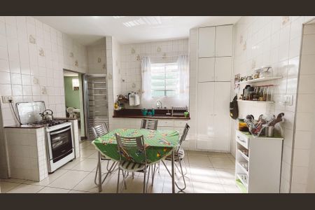 Casa à venda com 100m², 4 quartos e 2 vagas Casa à venda com 100m², 4 quartos e 2 vagasCozinha